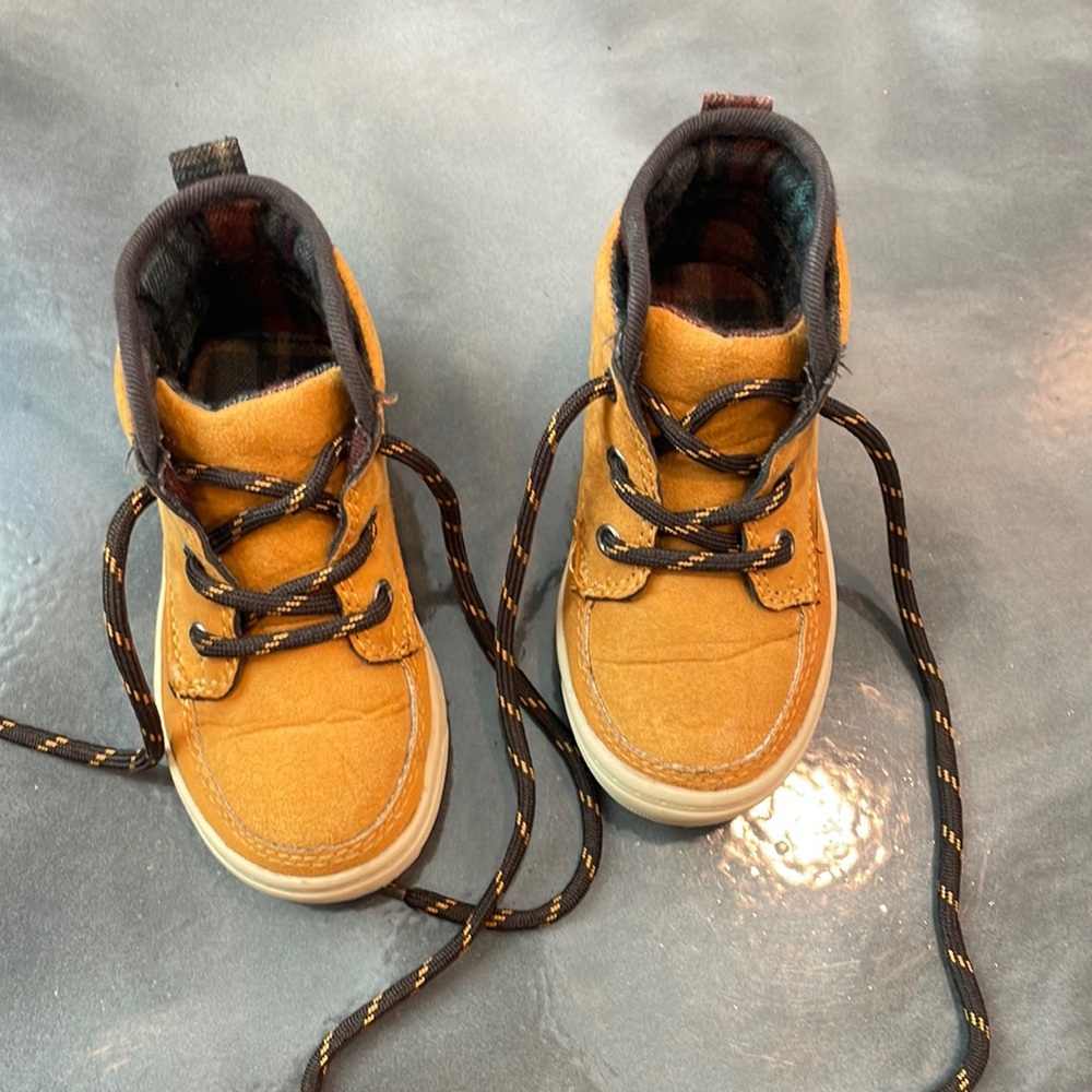 Oshkosh Toddler shoes size 5, EUC